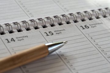 Calendrier ouvert en spirale affichant les dates 14, 15, 16 avril avec un stylo posé dessus