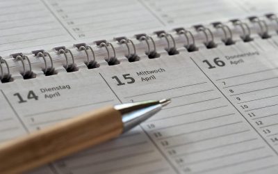 Calendrier ouvert en spirale affichant les dates 14, 15, 16 avril avec un stylo posé dessus