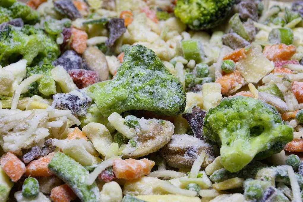Soupes et boulettes réparties dans des boîtes pour congélation Soupes et boulettes réparties dans des boîtes pour congélation