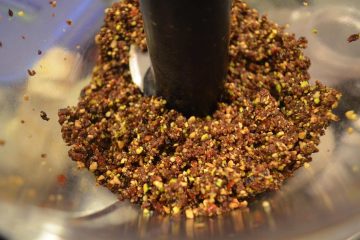Mélange de graines et d'épices dans un mixeur