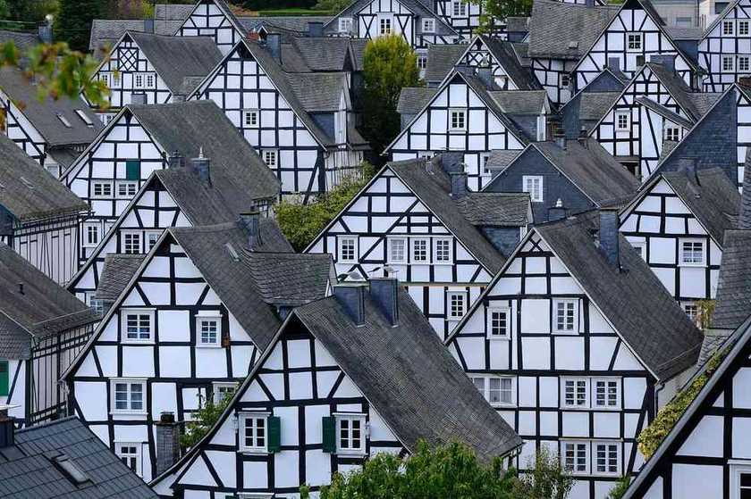 Vue aérienne d'un quartier historique avec architecture traditionnelle blanche et noire